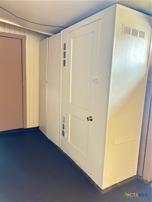 Building Photo - 1051 Country Club Unit G #26 Dr