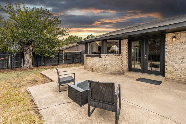 Building Photo - Fully Furnished Rental