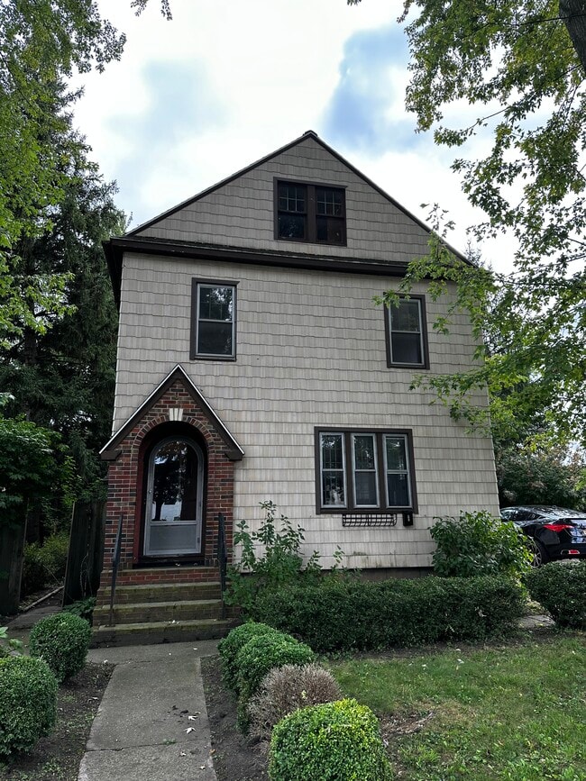 Primary Photo - 9 Hickory St