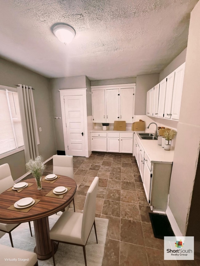 Building Photo - Updated Duplex 4 bed 2 bath on the NW Side