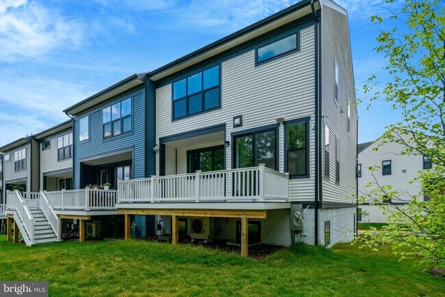 Building Photo - 9418 Dandelion Dr
