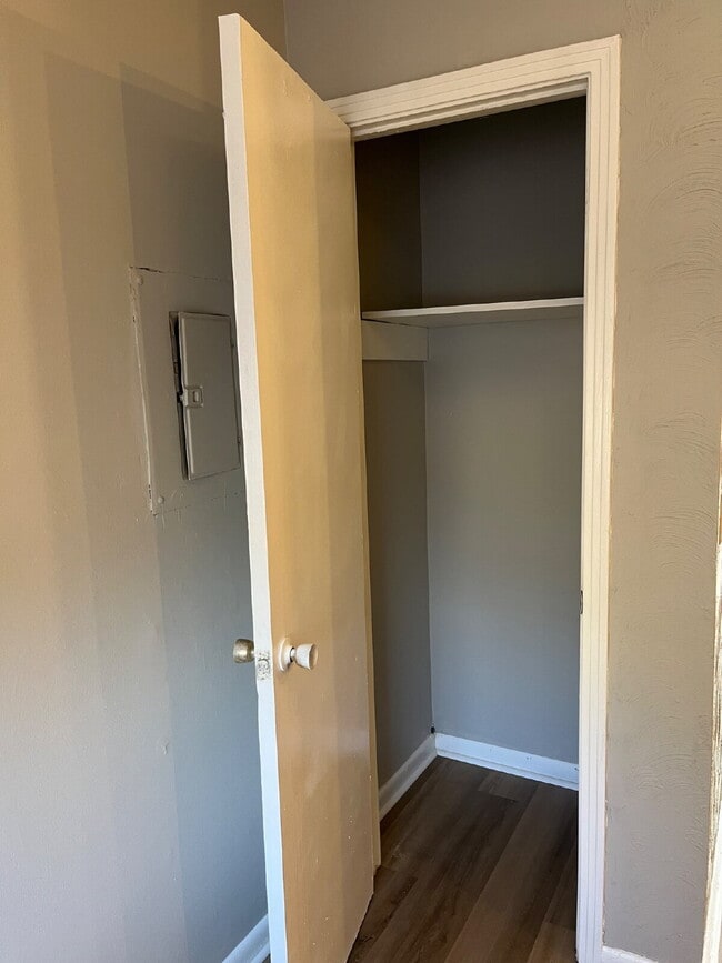 Building Photo - 2 Bedrooms 1 1/2 Baths Townhouse Minutes To Downtown Nashville, Tn