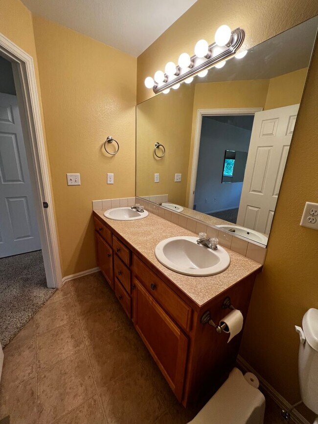 Building Photo - Charming 3 Bed, 2 Bath Home in Maple Hill