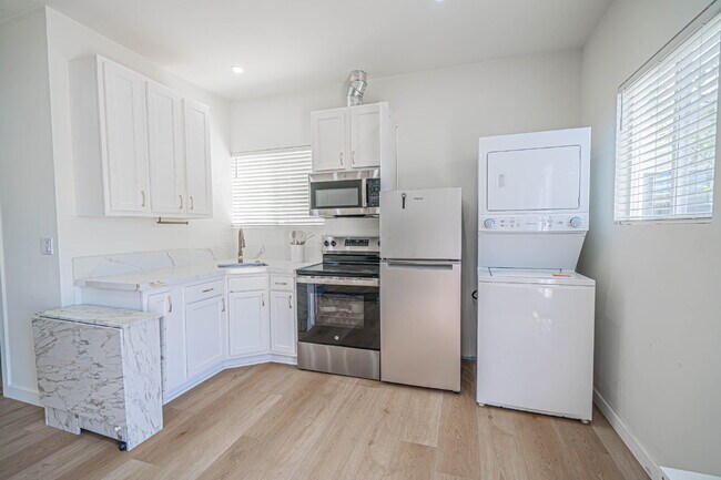 Building Photo - Beautifully Remodeled Home Move-In Ready!