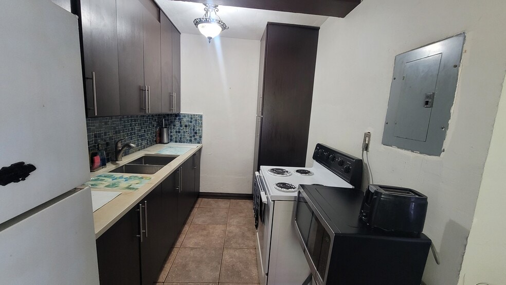 Building Photo - 7400 Harding Ave