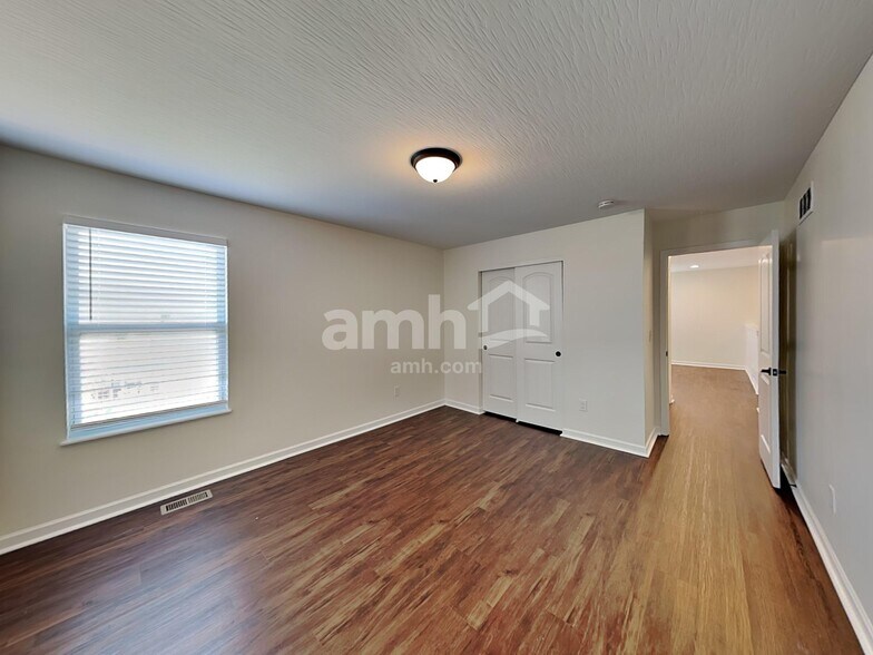 Building Photo - 206 Honey Locust Ln