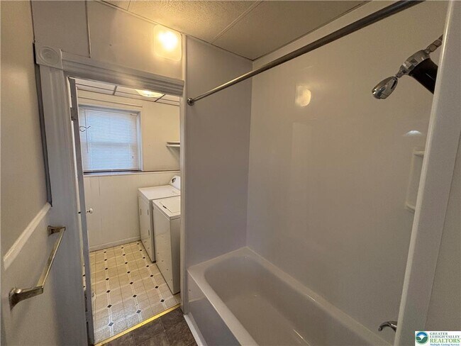 Building Photo - 332 Main St