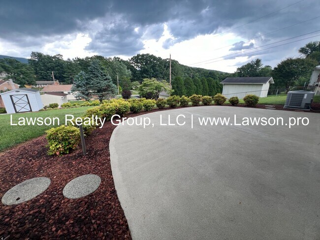 Building Photo - Very Nice Updated Ranch in Salem (Glenvar ...
