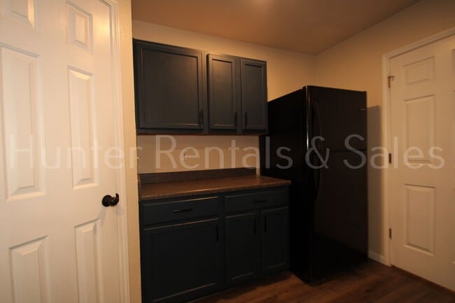 Building Photo - Move-In Ready Gem with Spacious Backyard