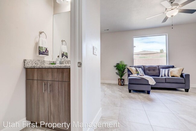 Building Photo - 3 br, 2.5 bath House - 1005 N Tortoise Roc...