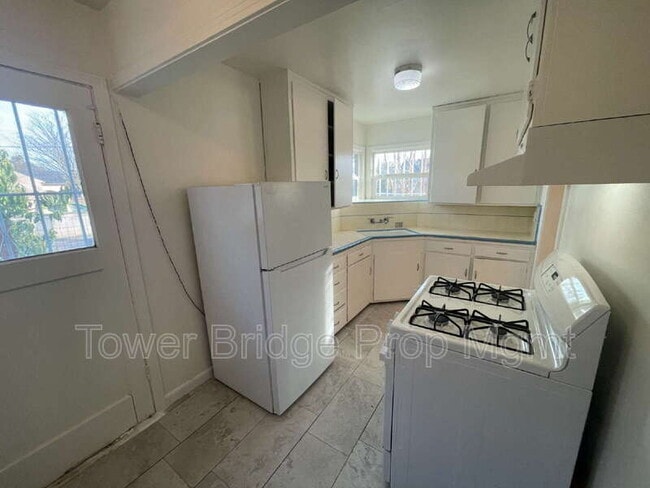 Building Photo - 2871 32nd Ave