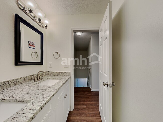 Building Photo - 712 Townsend Farm Dr