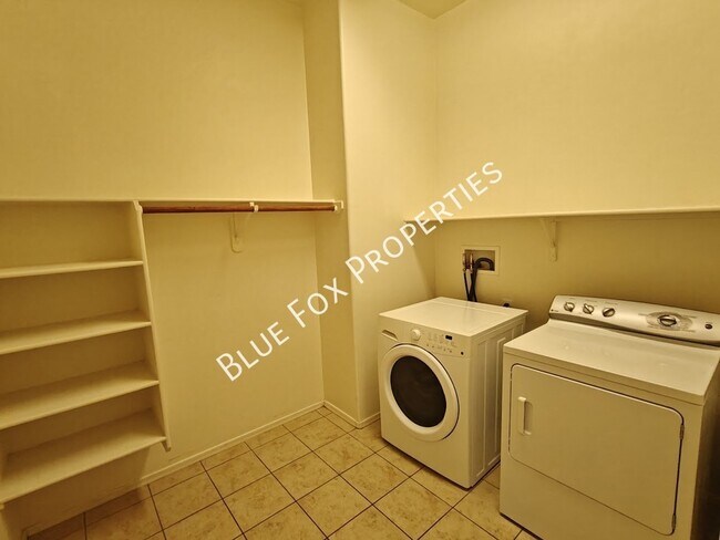 Building Photo - 324 N Oak Tree Canyon Loop