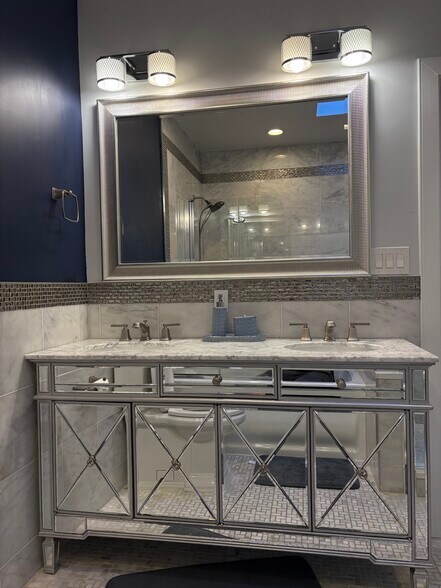 En-suite primary bath - 1706 10th St NW