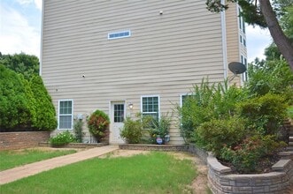 Building Photo - 618 Tradwell Pl NE