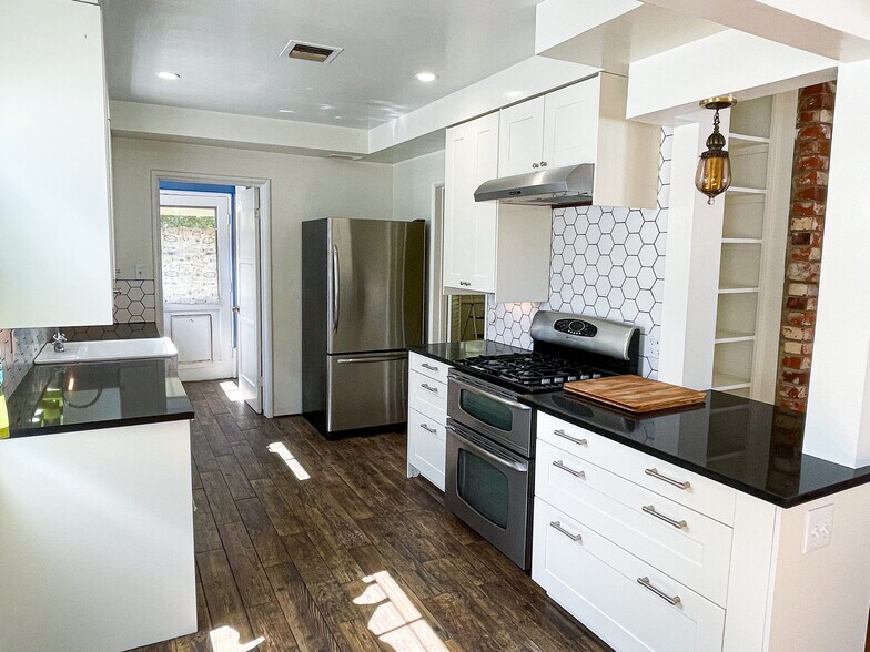 Building Photo - 6461 Gaviota Ave
