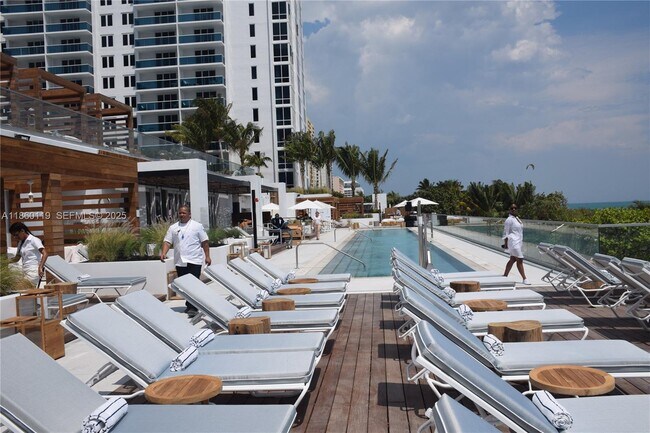 Building Photo - 2301 Collins Ave