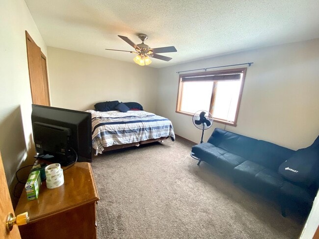 Building Photo - For Rent: Charming 3-Level Townhome in Qui...