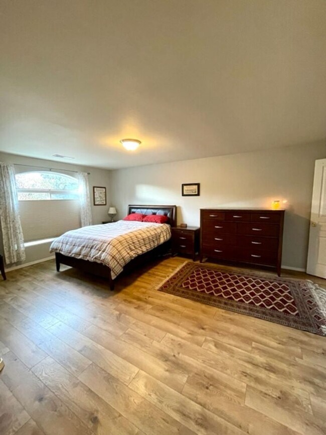 Building Photo - Beautiful 4 bedroom NW Bend Home!