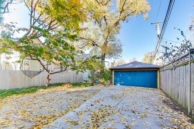 Building Photo - 916 Pleasant St