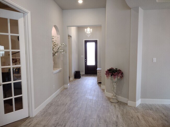 Building Photo - Beautiful 4 bedroom with a pool!!!