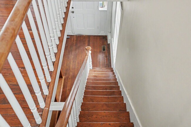 Building Photo - 2 Bedroom Charmer with Sundeck, Wood Floors, and High Ceilings