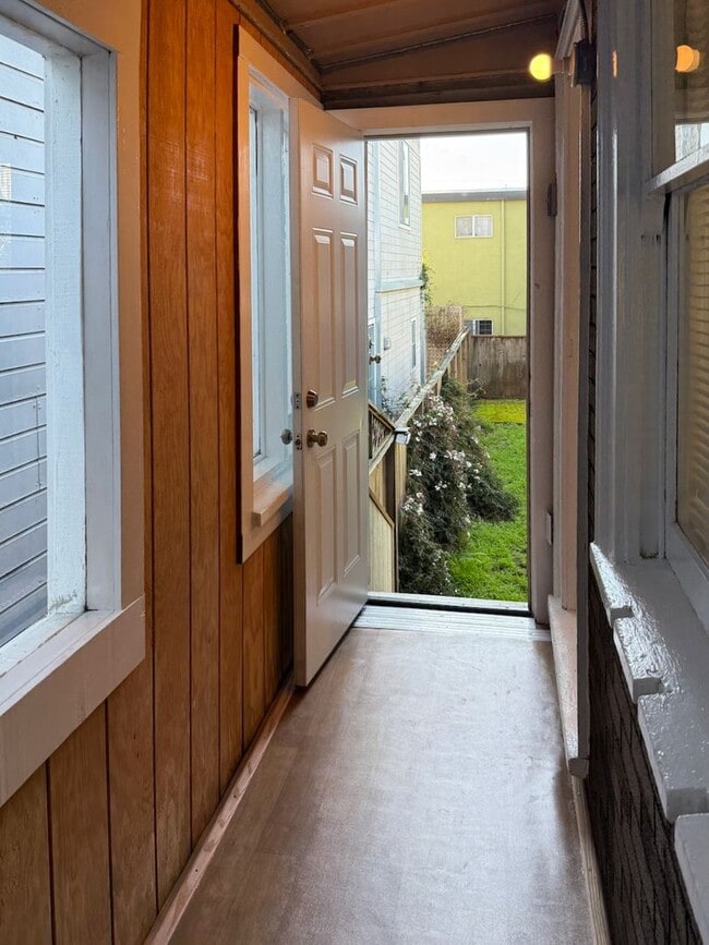 Building Photo - Cozy 2+bdrm/1 bath home w/a huge basement, washer/dryer, & off street pkg, space in the heart of ...