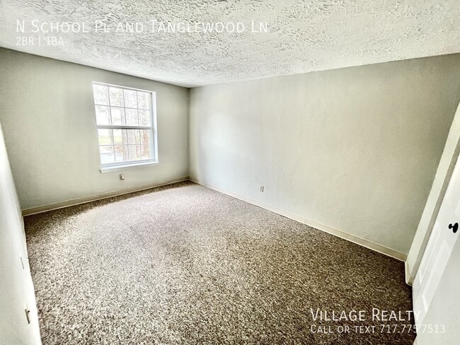 Building Photo - Top Floor! Roomy 2-Bed with A/C & Off-Stre...