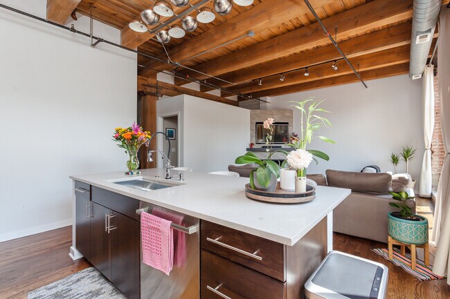 Building Photo - 1750 N Wolcott Ave