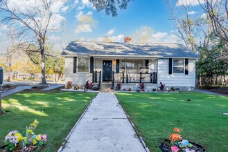 Building Photo - Evora