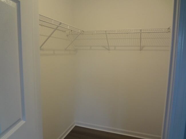 Building Photo - 1127 N Red Oak Cir