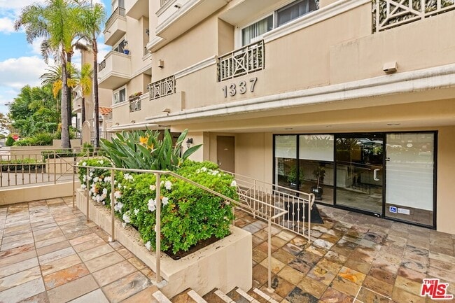 Building Photo - 1337 Wellesley Ave