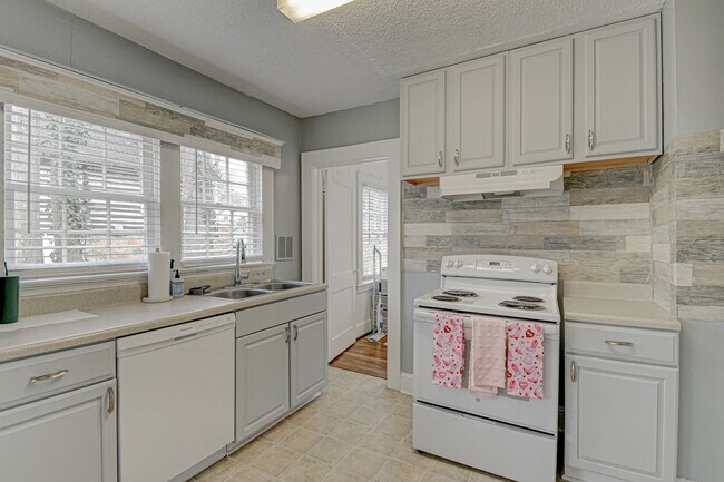 Building Photo - 139 Rosedale Cir