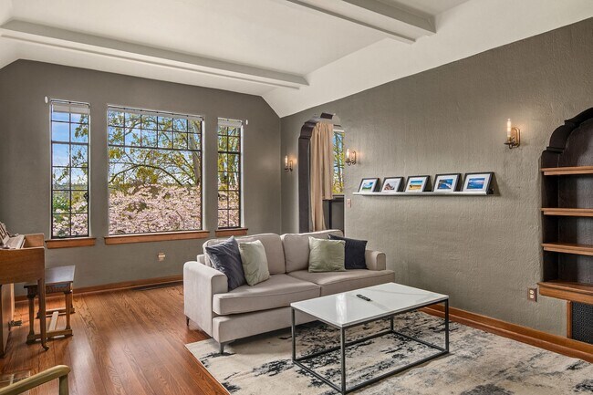Building Photo - $2000 OFF 1 Months Rent with a Lease Start...