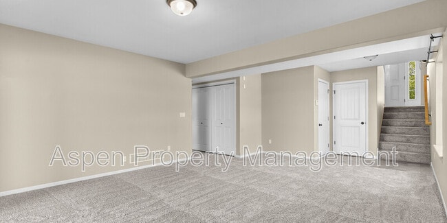 Building Photo - 482 N Mckenzie Ln