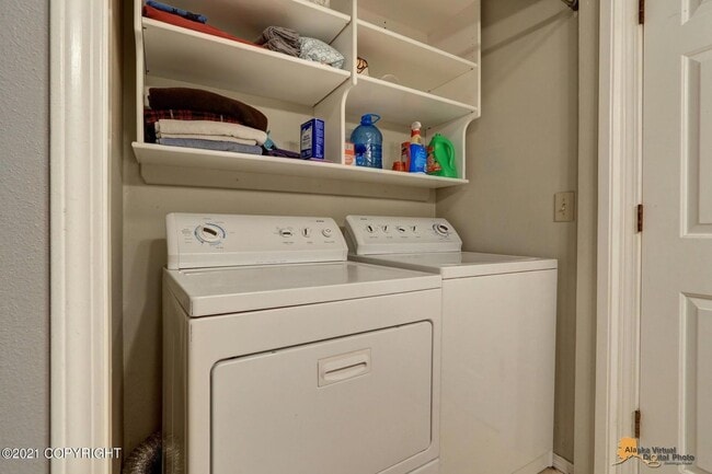 Building Photo - BEAUTIFUL, FULLY UPDATED SINGLE FAMILY HOM...