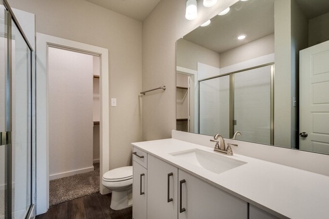 Building Photo - AVAILABLE NOW! GORGEOUS 2 BEDROOM FOUR PLE...