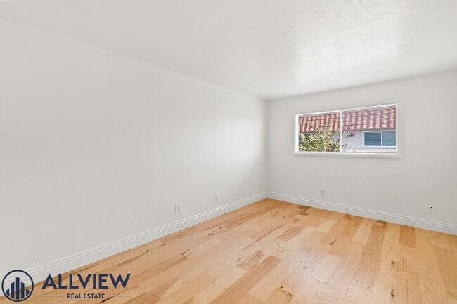 Building Photo - Renovated 2 Bedroom, 1 Bathroom Available ...