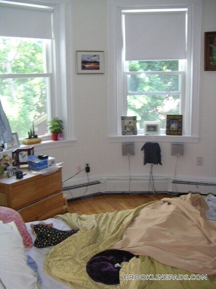 Building Photo - 21 Fairbanks St