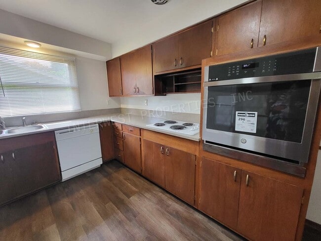 Building Photo - 3 Bd 1.5 ba Ranch Style Home in NE PDX With Washer/Dryer Hook-ups, Fenced Backyard & 2 Car Garage!