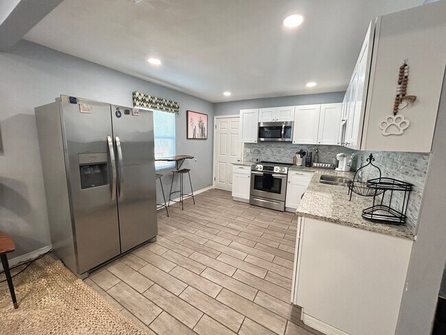 Building Photo - Beautifully Updated Furnished 2 Bed 1 Bath with Fenced Yard!