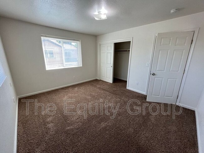 Building Photo - 3231 E Noble Ave
