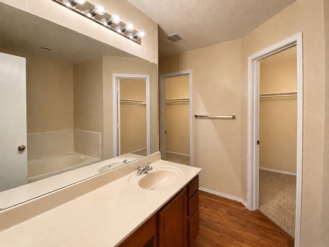 Building Photo - 525 Eagles Nest Cove