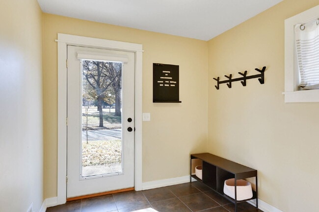 Building Photo - Charming 5-Bed Home with Hardwood Elegance in Minneapolis