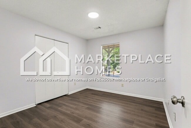 Building Photo - 924 Lake Dr Terrace