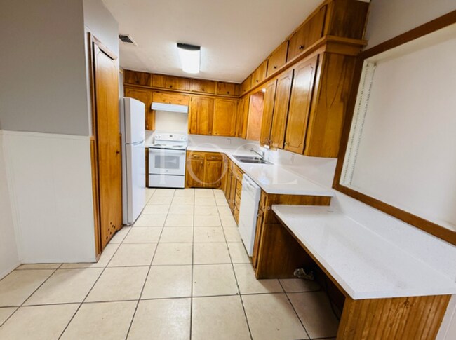 Building Photo - Large 3/2 with 2 living areas