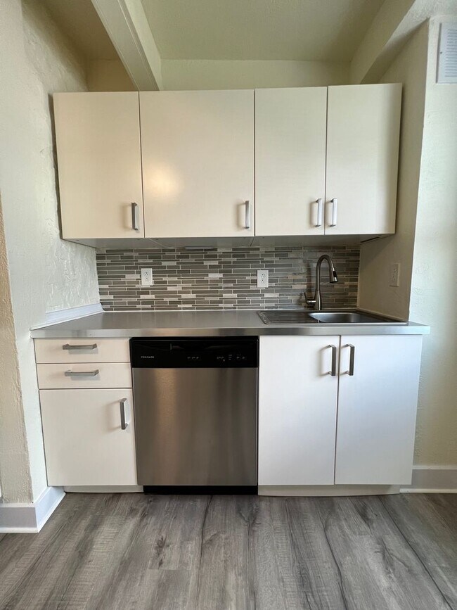 Building Photo - Updated 1BR 1 Bath house with office now available!