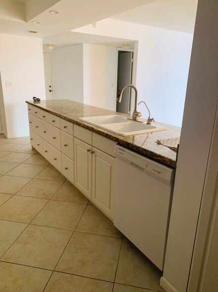 Plenti of gabinets - 950 Egret Cir