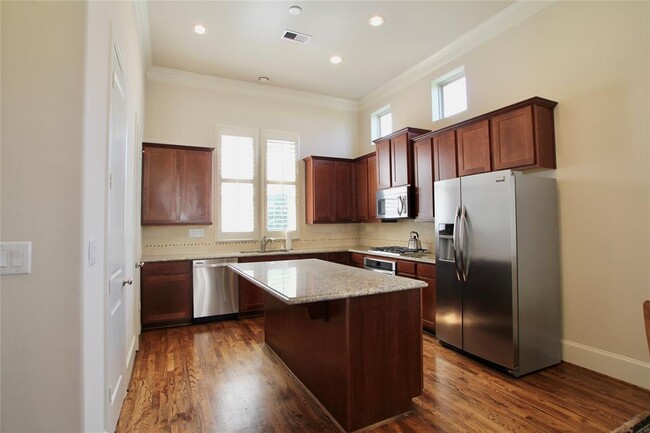 Building Photo - 2045 Fannin St