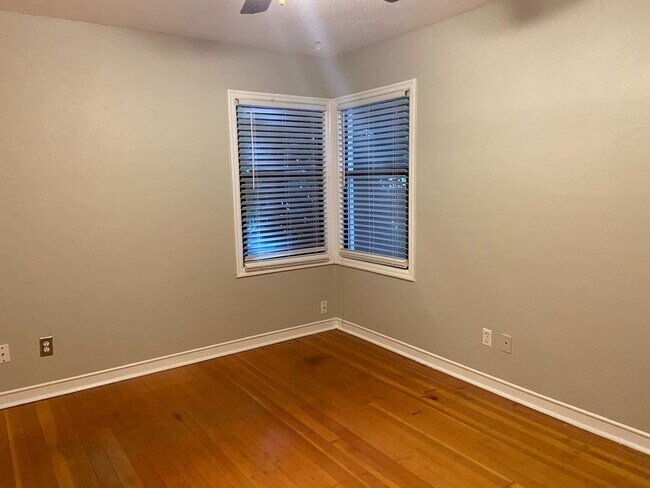 Building Photo - Wonderful Cottage 3 Blocks from Beaverton ...